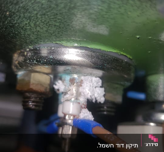 חיבורי מתכת עם חלודה ואבנית על דוד שמש